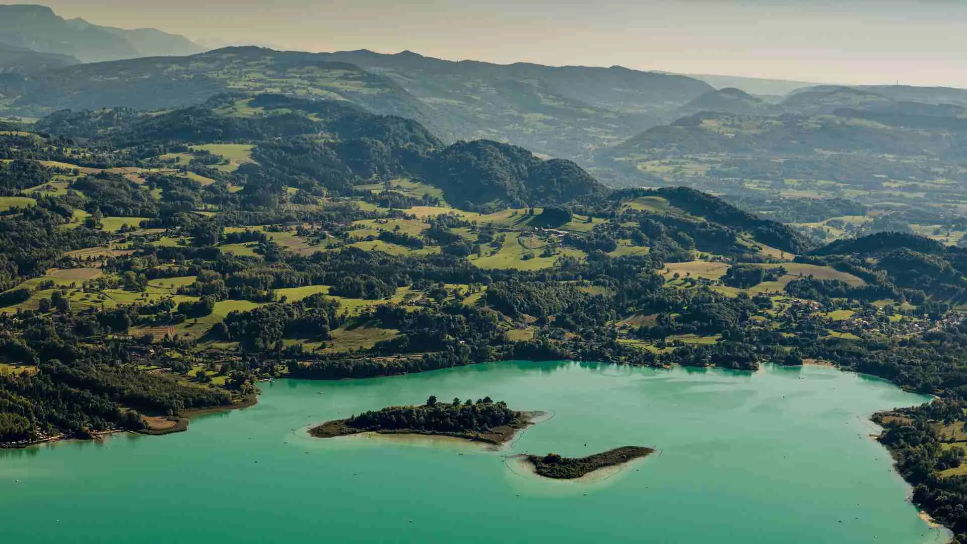Vue aérienne du lac d'Aiguebelette depuis le camping de l'Arbaz